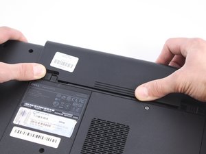 Langkah 2 — Buka Tutup Bawah Laptop