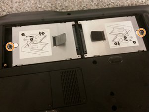 Langkah 3 — Mengeluarkan Hard Drive