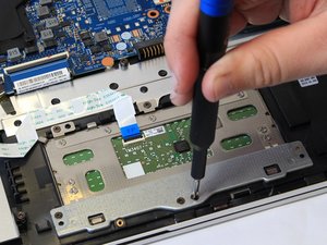 Langkah 5 — Lepaskan Sekrup di Sisi Trackpad