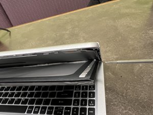 Langkah 3 — Mengangkat LCD dari Penjepit Plastik