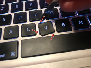 Langkah 3 — Lepaskan Key Cap dari Sisi Kanan