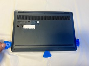 Langkah 2 — Membuka Casing Bagian Bawah