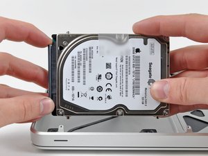 Langkah 4 — Lepaskan Kabel Hard Drive