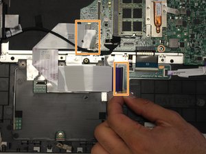 Langkah 3 — Mengakses Kabel Trackpad dan Keyboard