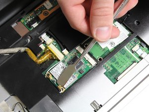 Langkah 5 — Lepaskan Kabel Antena WiFi