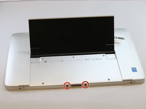 Langkah 2 — Lepaskan Sekrup Keyboard Dock