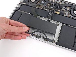 Langkah 3 — Angkat SSD dari Casing Laptop