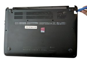 Langkah 4 — Buka Casing Belakang Laptop