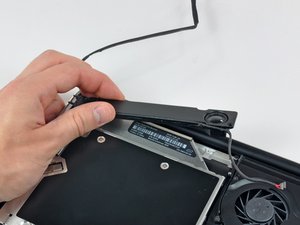 Langkah 6 — Mengangkat Subwoofer