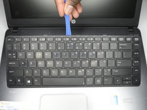 Langkah 4 — Gunakan Alat Spesifik untuk Melepas Keyboard