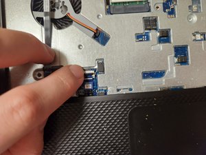 Langkah 10 — Putuskan Kabel Motherboard