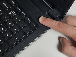 Langkah 2 — Buka Layar dan Grounding Laptop