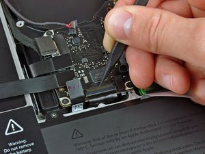 Langkah 6 — Mengeluarkan Kabel Keyboard