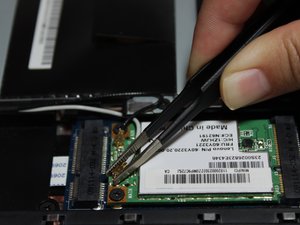 Langkah 4 — Mengangkat Kabel dan Mengganti Kartu WiFi