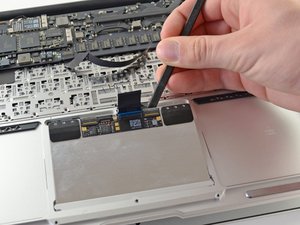 Langkah 6 — Lepaskan Trackpad dari Casing