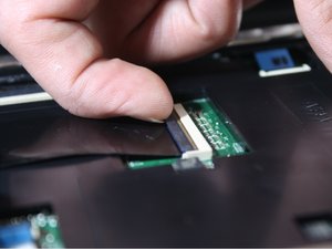 Langkah 3 — Lepaskan Kabel Keyboard dan Angkat Keyboard