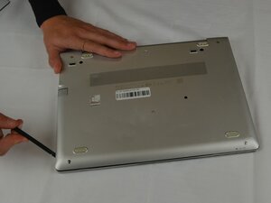 Langkah 2 — Lepaskan Panel Bawah