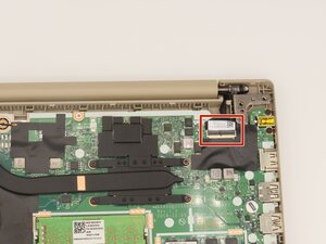 Langkah 3 — Lepaskan Kabel LCD dari Slot