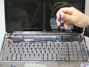 Langkah 5 — Lepaskan Sekrup dan Angkat Keyboard