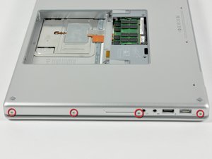 Langkah 5 — Menghilangkan Sekrup di Sisi Laptop