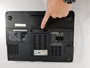 Langkah 2 — Lepaskan Baterai dan Cari Slot RAM