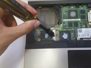Langkah 6 — Kunci CPU dengan Sekrup