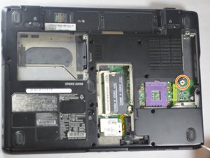 Langkah 4 — Buka Laptop dan Lepaskan Penutup Tombol Power