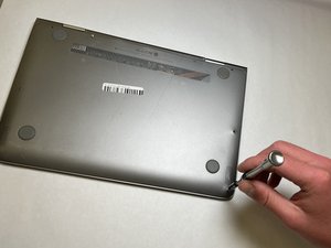 Langkah 1 — Balikkan Laptop untuk Mengakses Panel Belakang