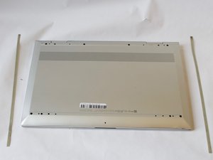 Langkah 1 — Matikan Laptop dan Buka Tutup Belakang