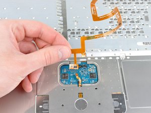 Langkah 9 — Lepaskan Kabel Upper Case