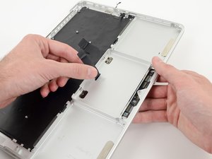 Langkah 4 — Mengangkat Trackpad dari Casing