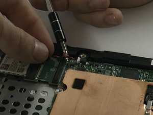 Langkah 5 — Lepaskan Sekrup Motherboard