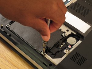 Langkah 3 — Lepaskan Hard Drive