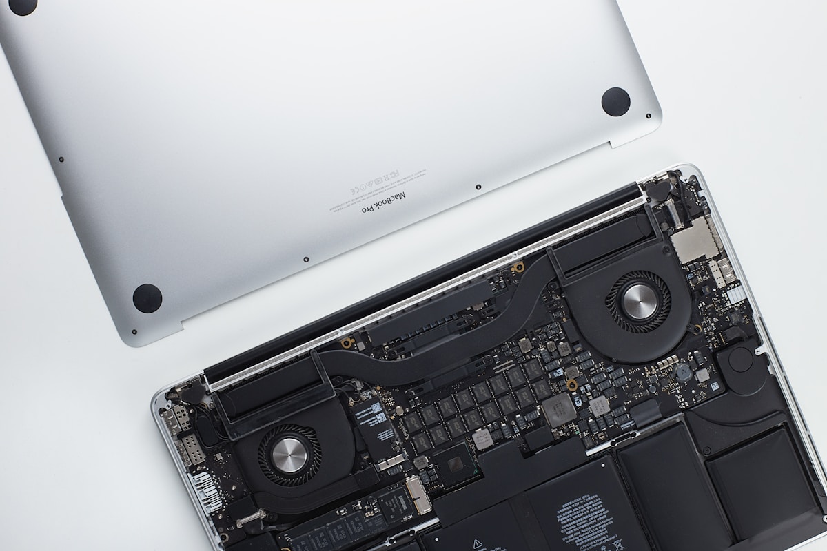 Komponen dalam laptop dibuka untuk diagnosa kerusakan