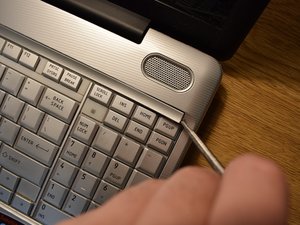Langkah 1 — Membuka Strip Penutup Keyboard