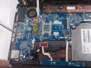 Langkah 5 — Lepaskan kabel yang menghubungkan panel belakang dan keyboard