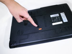 Langkah 1 — Matikan Laptop dan Buka Baterai