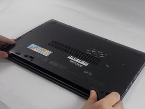 Langkah 2 — Buka Tutup Belakang Laptop