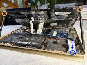 Langkah 4 — Mengangkat Keyboard dengan Hati-hati