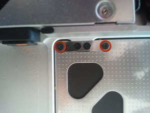 Langkah 7 — Melepas Sekrup Trackpad