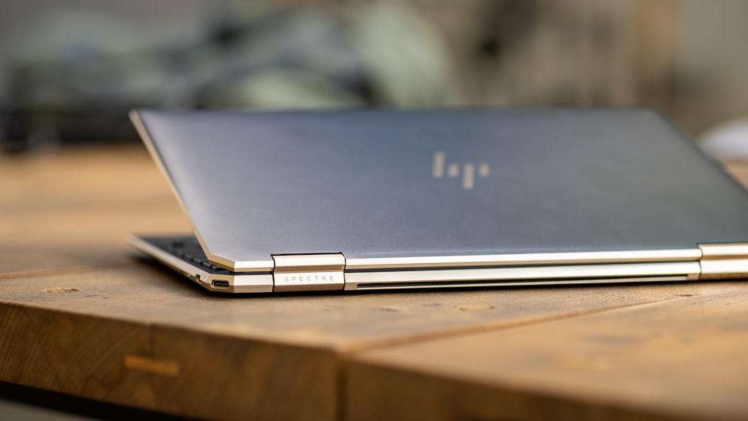 Engsel Layar Laptop Keras atau Patah — Kapan Harus Diganti?