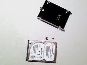 Langkah 2 — Menghilangkan Sekrup Penahan HDD