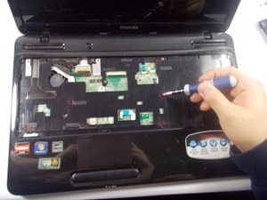 Langkah 6 — Mengganti Touchpad Button Assembly