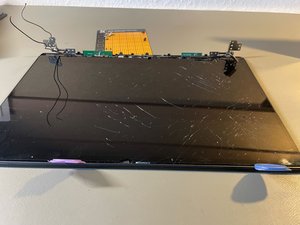 Langkah 8 — Mengangkat Layar dari Enclosure