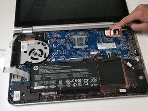 Langkah 2 — Putuskan Semua Kabel yang Terhubung ke Motherboard