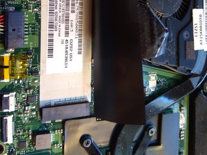 Langkah 4 — Pasang SSD Baru dan Kencangkan Sekrup