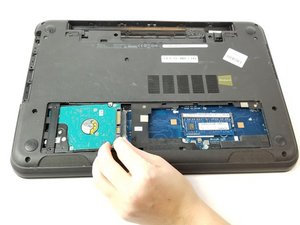 Langkah 3 — Mengeluarkan Hard Drive dari Caddy