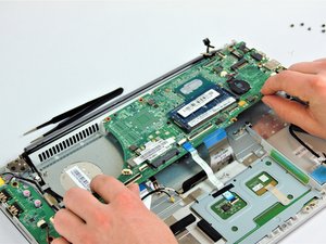 Langkah 5 — Angkat Motherboard dari Casing