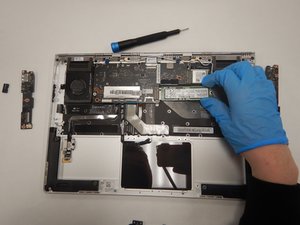 Langkah 5 — Lepaskan SSD dan Pasang SSD Baru