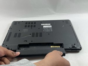 Langkah 3 — Angkat Baterai dan Buka Panel